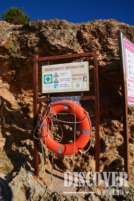 На пляже присутствуют спасательные круги