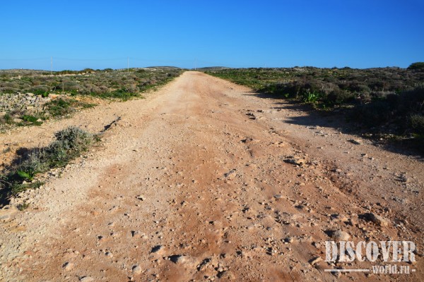 Одна из немногих дорог на острове Комино