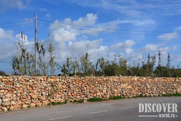 Каменный забор вдоль дороги - типичная для Мальты картина