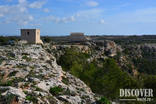 Часовня с забором - вид сбоку