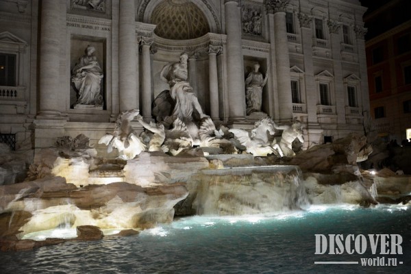 Фонтан Треви ночью
