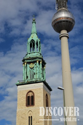 Шпиль церкви на фоне телевизионной башни