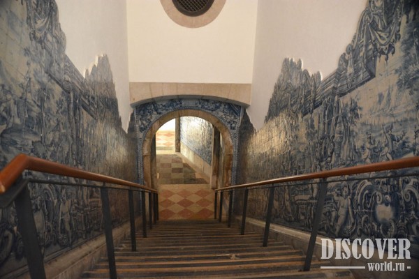 Стены лестницы между этажами красиво украшены азулежу