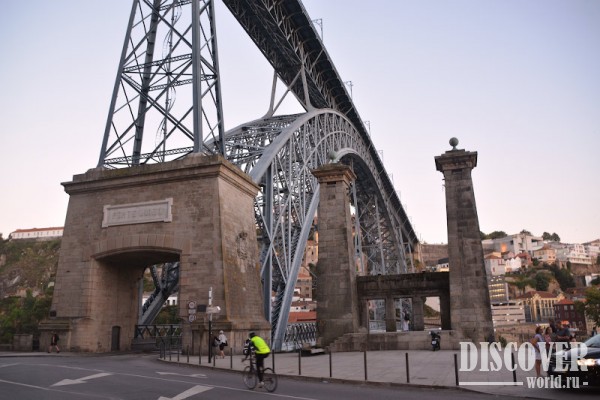 Заезд на нижний уровень моста