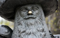 Скульптура "Грибы с глазами"