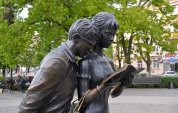 Памятник Шурику и Лидочке в Краснодаре