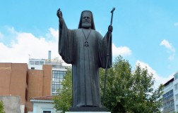 Памятник архиепископу Дамаскину Афинскому