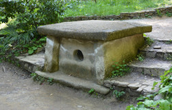 Дольмен в дендрарии Сочи