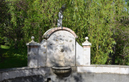 Фонтан "Купальщица" в дендрарии Сочи