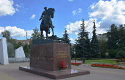 Памятник Жукову в Калуге