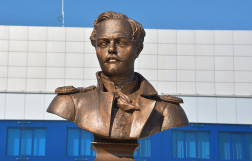 Памятник Лермонтову у аэропорта Минеральные Воды