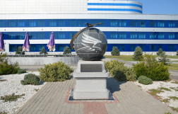 Памятник "40 лет рейсу Москва-КавМинВоды"