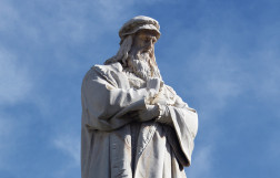 Памятник Леонардо да Винчи в Милане