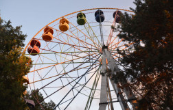 Аттракционы и колесо обозрения