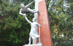 Памятник комсомольцам всех поколений