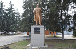 Памятник Ленину у Дворца культуры в Беслане