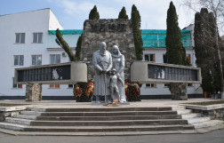 Мемориал павшим воинам и вечный огонь в Беслане