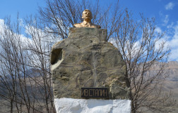 Памятник Сталину (поселок Барзикау)