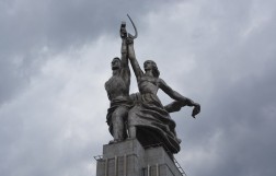 Памятник "Рабочий и колхозница" в Москве