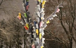 Дерево со скворечниками в парке Эспланада