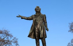 Памятник А. С. Пушкину на площади Искусств в Санкт-Петербурге