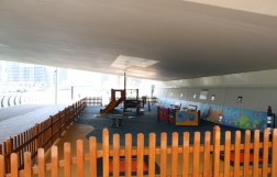 Детская площадка в Дубае под мостом