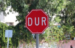 Знак "STOP" в Турции