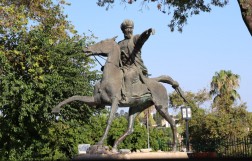 Памятник Кей-Хосрову I в Анталье