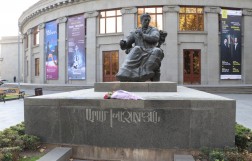 Памятник Араму Хачатуряну в Ереване