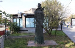 Памятник карабахской женщине