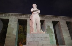 Статуя Степана Шаумяна в Ереване