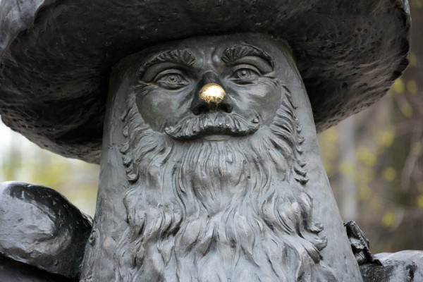 Скульптура "Грибы с глазами"