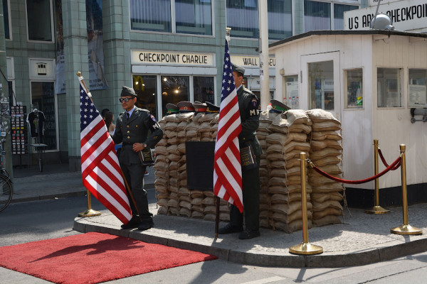 Чекпойнт Чарли в Берлине