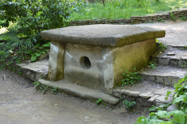 Дольмен в дендрарии Сочи