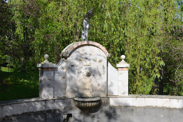 Фонтан "Купальщица" в дендрарии Сочи