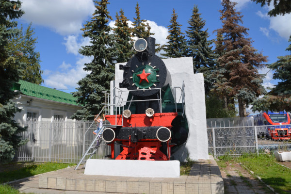 Паровоз Су-214-33 у жд вокзала Калуга-1