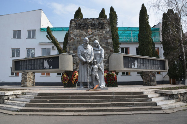 Мемориал павшим воинам и вечный огонь в Беслане