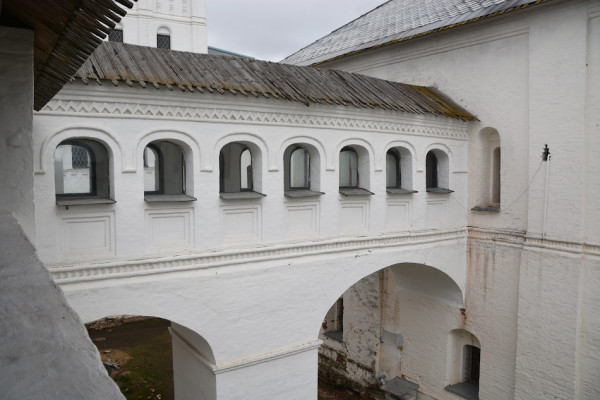 Переходы по стенам кремля с видом на озеро Неро