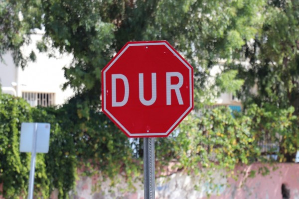 Знак "STOP" в Турции