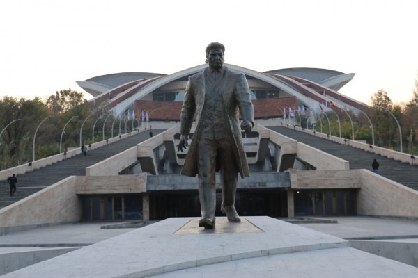 Памятник Карену Демирчяну в Ереване