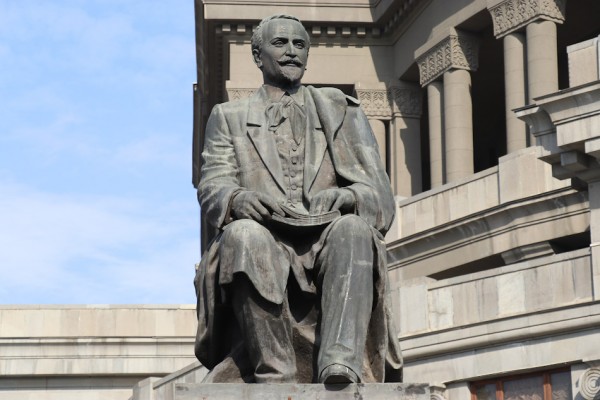 Памятник Ованесу Туманяну