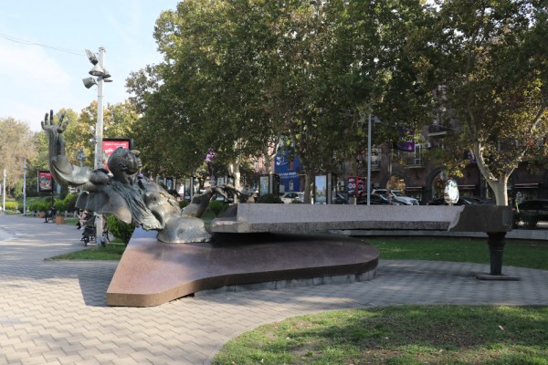 Памятник Арно Бабаджаняну