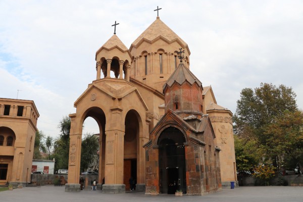 Церковь святой Анны и церковь Катогике в Ереване